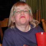 Lachendes M�dchen beim Essen
