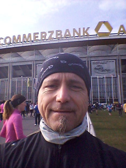 Ralph Langholz in Frankfurt beim Lufthansa-Halbmarathon vor dem Waldstadion