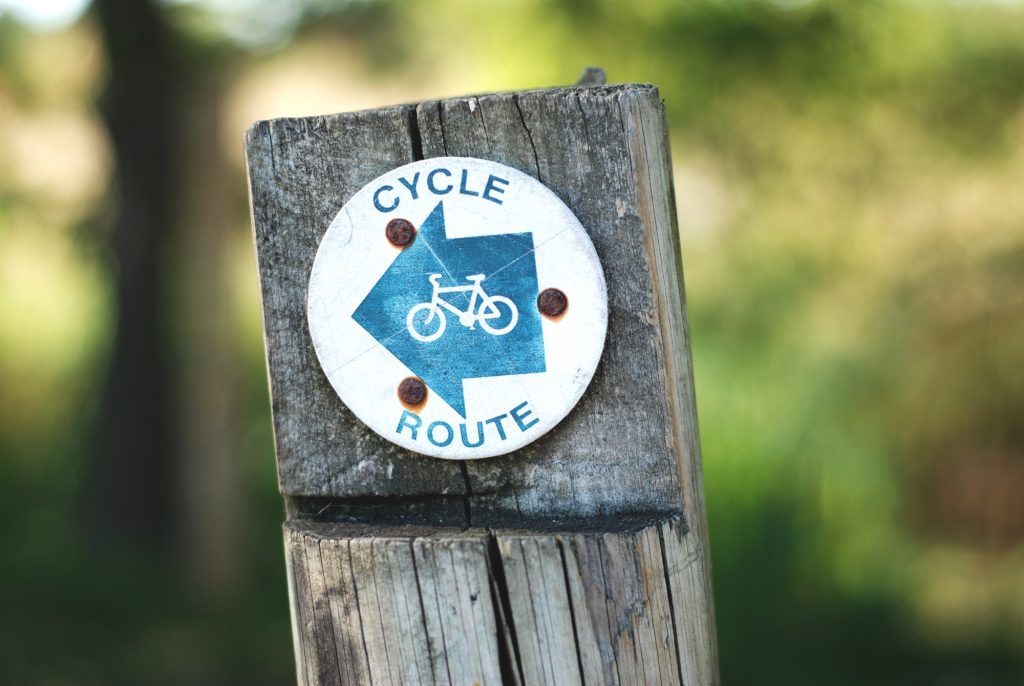 Schild cycle-route auf Holzpfosten