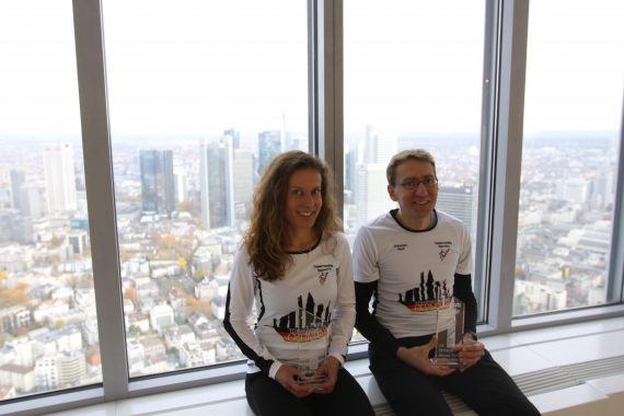 Die Sieger des SkyRun im MesseTurm über den Dächern der Stadt: Verena Schmitz und Dr. Christian Riedl